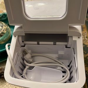 Igloo countertop ice maker, new in box